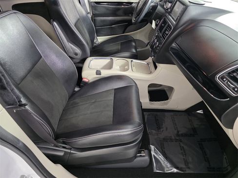 Used 2019 Dodge Grand Caravan SXT image 33