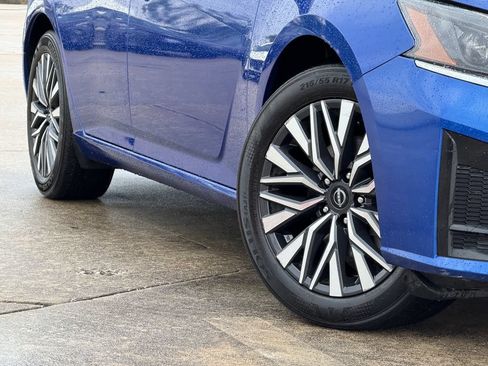 Used 2025 Nissan Altima 2.5 SV FWD image 11