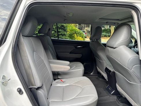 Used 2021 Toyota Highlander XLE AWD/4WD image 31