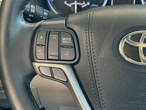 Used 2019 Toyota Highlander XLE AWD/4WD image 11