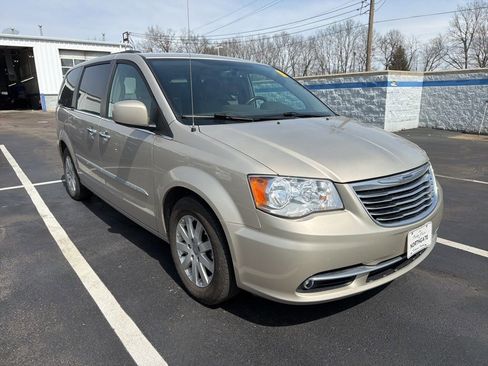 Used 2015 Chrysler Town & Country Touring w/ Driver Convenience Group image 4