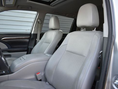 Used 2016 Toyota Highlander Limited FWD image 24