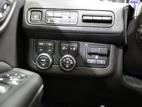 Used 2021 GMC Yukon Denali w/ Denali Ultimate Package AWD/4WD image 19