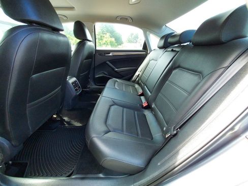 Used 2017 Volkswagen Passat 1.8T SE FWD image 9