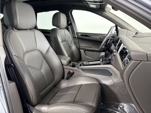 Certified 2024 Porsche Macan AWD/4WD image 24