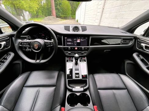 Used 2025 Porsche Macan AWD/4WD image 18