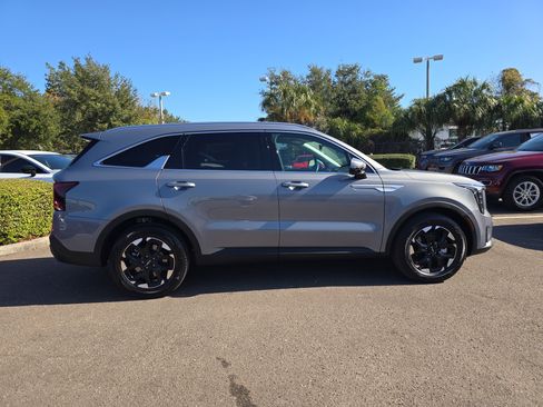 Certified 2025 Kia Sorento S image 9