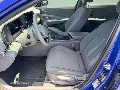 Used 2025 Hyundai Elantra SE FWD image 6