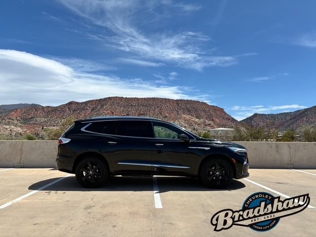 Used 2023 Buick Enclave Essence w/ Sport Touring Edition AWD/4WD image 3