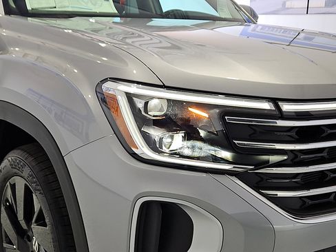 New 2026 Volkswagen Atlas SE FWD image 8
