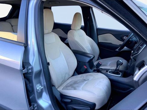 Used 2017 Jeep Cherokee Sport image 18