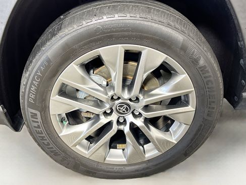 Used 2023 Toyota RAV4 XLE Premium image 14