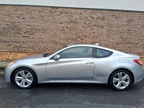 Used 2010 Hyundai Genesis 2.0T RWD image 2