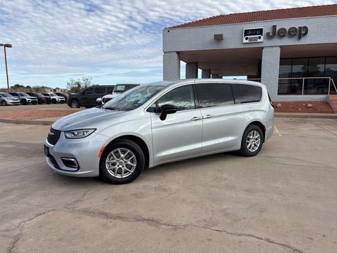 Used 2024 Chrysler Pacifica Touring-L FWD image 1