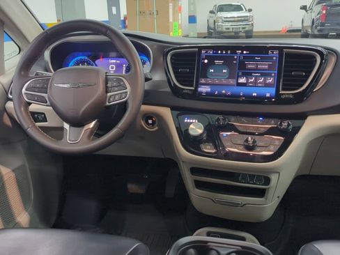 Used 2023 Chrysler Pacifica Touring-L FWD image 31