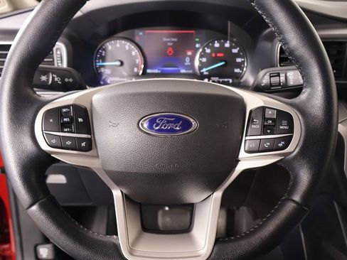 Used 2022 Ford Explorer XLT w/ Equipment Group 202A image 3