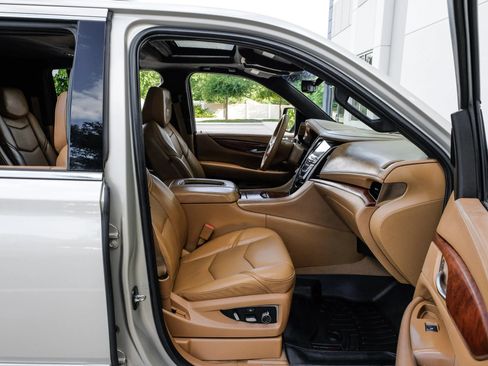 Used 2017 Cadillac Escalade ESV Platinum AWD/4WD image 40