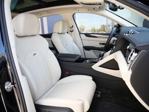 Used 2022 Bentley Bentayga image 21