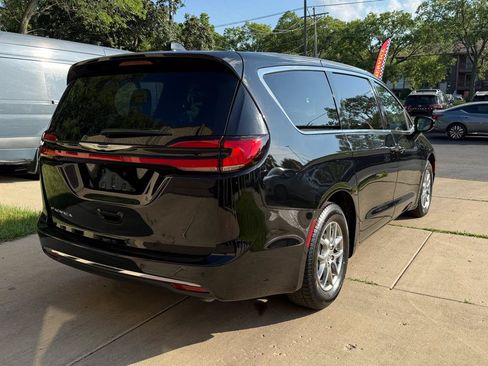 Used 2026 Chrysler Pacifica Limited FWD image 7