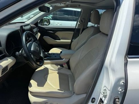 Used 2020 Toyota Highlander XLE FWD image 4