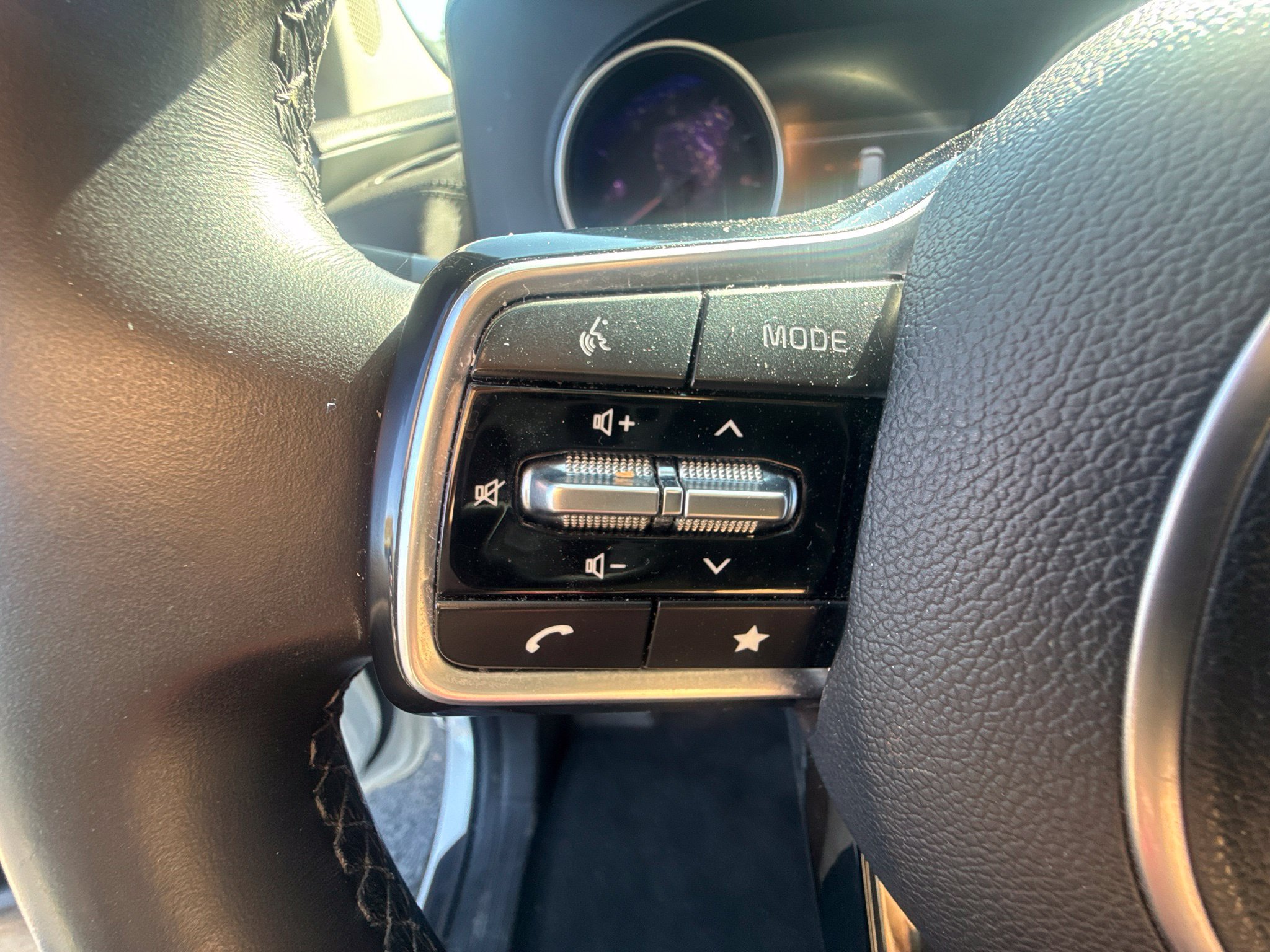Used 2024 Kia Carnival LX FWD image 21