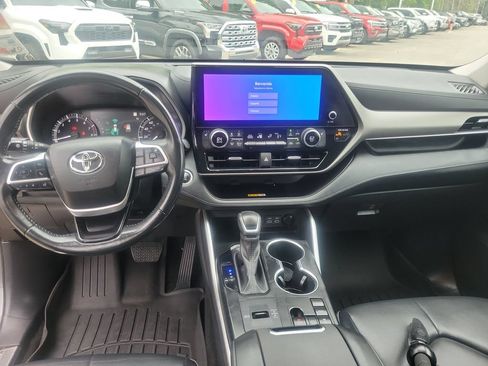 Used 2024 Toyota Highlander XLE FWD image 18