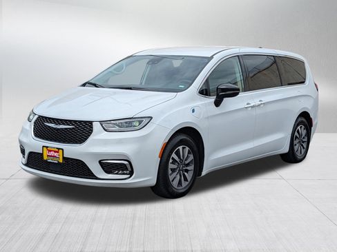 Used 2024 Chrysler Pacifica Limited FWD image 3