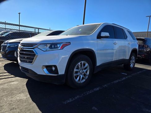 Used 2021 Chevrolet Traverse LT image 2