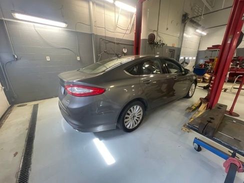 Used 2014 Ford Fusion SE image 4