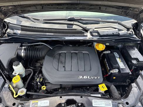Used 2015 Chrysler Town & Country Touring FWD image 30