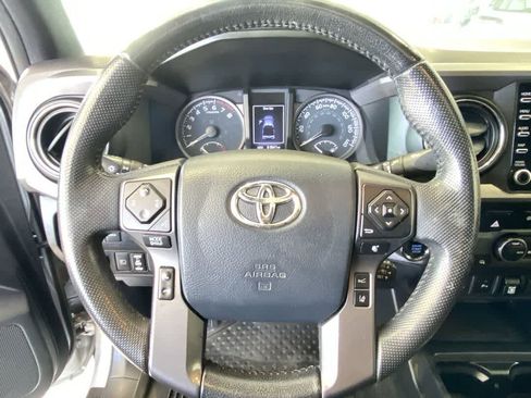 Used 2020 Toyota Tacoma TRD Off-Road w/ TRD Premium Off Road Package AWD/4WD image 17