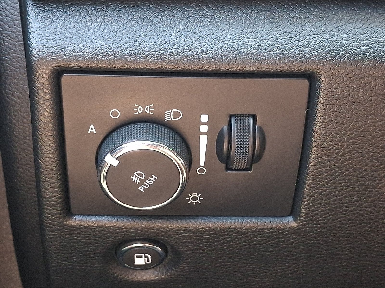 Used 2022 Jeep Grand Cherokee Laredo X AWD/4WD image 30