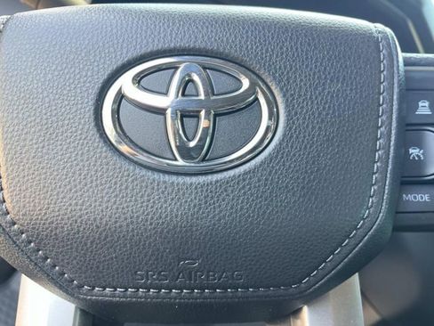 Used 2025 Toyota Tundra Limited AWD/4WD image 34
