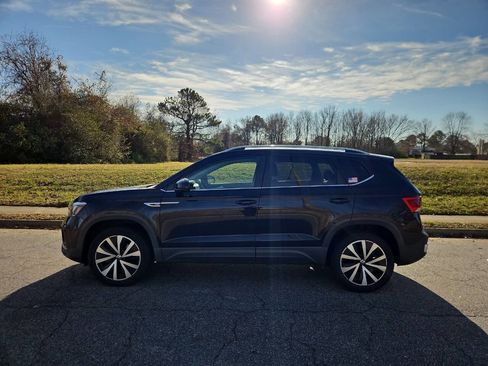 Used 2022 Volkswagen Taos SE image 2