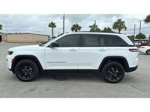 New 2026 Jeep Grand Cherokee Altitude RWD image 3