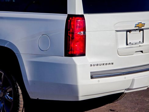 Used 2019 Chevrolet Suburban Premier image 18