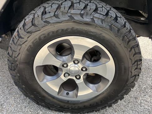 Used 2018 Jeep Wrangler Unlimited Sahara w/ Connectivity Group AWD/4WD image 20