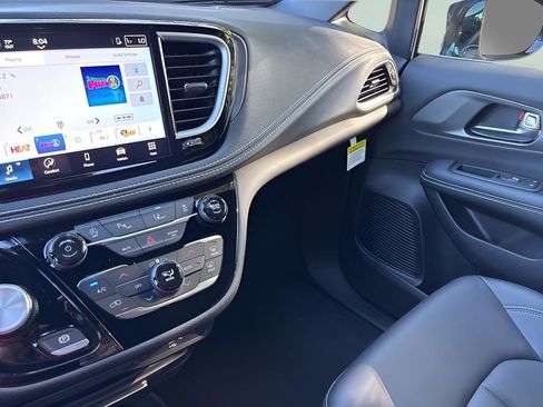 New 2026 Chrysler Pacifica Select image 26