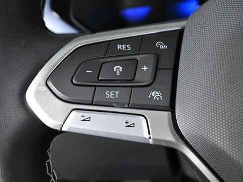 Used 2023 Volkswagen Taos SE w/ Panoramic Sunroof Package FWD image 21