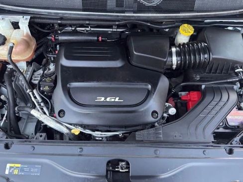 Used 2018 Chrysler Pacifica Touring-L FWD image 38