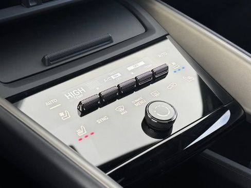 New 2025 Porsche Macan Turbo Electric AWD/4WD image 30