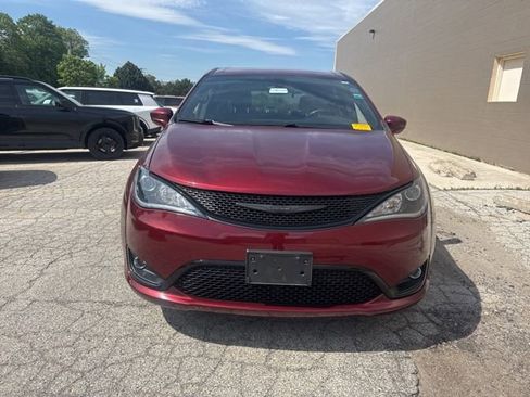 Used 2019 Chrysler Pacifica Touring Plus w/ S Appearance Package FWD image 3