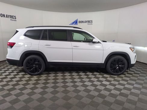 Used 2024 Volkswagen Atlas SE AWD/4WD image 9