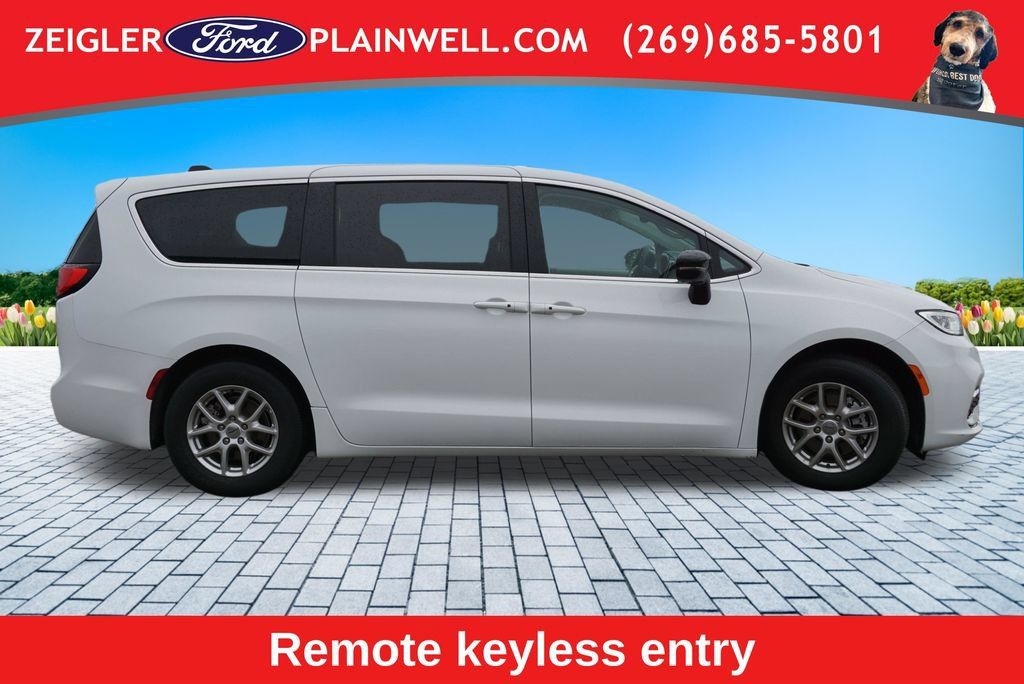 Used 2024 Chrysler Pacifica Touring-L FWD image 6