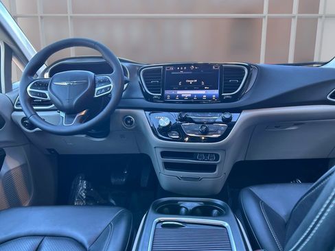 Used 2024 Chrysler Pacifica Touring-L image 17