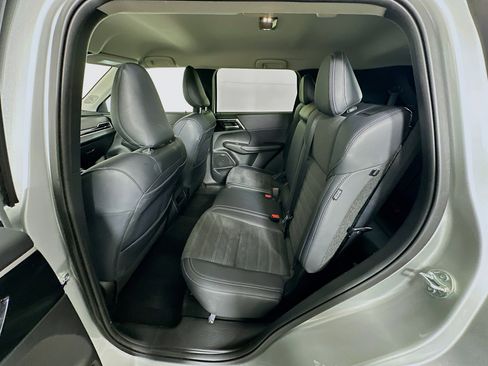 Used 2025 Mitsubishi Outlander SE image 29