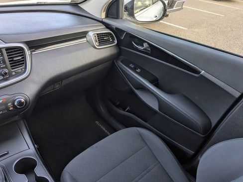 Used 2019 Kia Sorento LX image 21