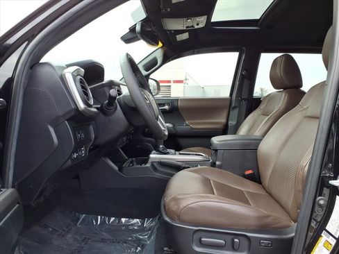 Used 2021 Toyota Tacoma Limited image 20