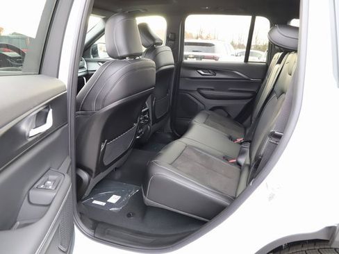 New 2025 Jeep Grand Cherokee Altitude image 17