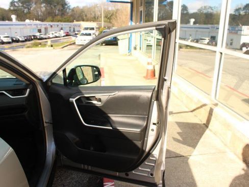 Used 2020 Toyota RAV4 XLE FWD image 18